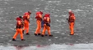 海巡人員獲報火速趕往現場，並將這名男童順利帶回岸邊，後續通知其在新竹工作的父親接回。（圖／聯合釣具竹南店臉書）