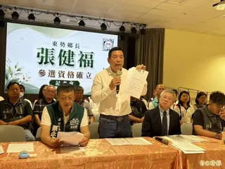 民進黨提名雲林縣東勢鄉長參選人張健福6月15日開記者會，出示雲林縣選委會回函，指其因此誤判不具候選人資格。(記者黃淑莉攝)