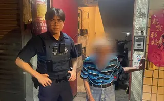 萬華警分局青年路派出所警員邱漢祥深夜巡邏發現疑似失智老翁迷途街頭，暖心護送返家，獲家屬感謝。（圖／記者 趙靜姸翻攝）