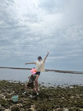 孫藝真開心比Ya，3歲兒子的身高已超過媽媽的腰。翻攝IG@yejinhand