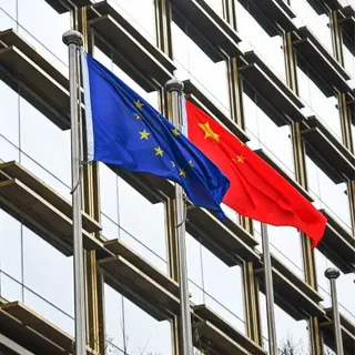 圖為歐盟與中國旗幟。（圖取自facebook.com/EuropeanCommission）