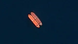 圖為9日停泊在阿曼蘇哈爾外海的船隻。（SPOT © CNES 2026, Distribution Airbus DS/Handout via 路透社）