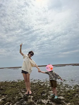 孫藝真牽著3歲兒子在海邊拍照。翻攝IG@yejinhand