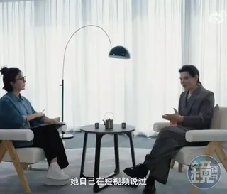 向佐接受主持人易立竟採訪，將近４小時訪談暢談自己的事業家庭等話題。（微博圖片）