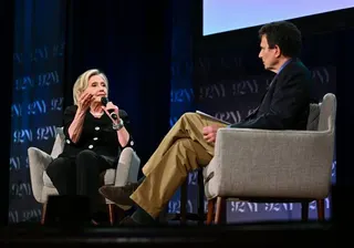 喜萊莉．柯林頓（Hillary Clinton，左）16日接受紐約客周刊記者雷姆...