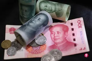 中国居民存款连续两个月合计减少逾2万亿元人民币（逾3800亿新元），创下近10年来最大规模的“两连降”。 （王彦燕摄）
