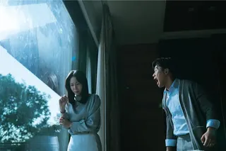 蔡亘晏（左）褪下明星光環嫁入豪門，卻慘遭飾演丈夫的黃迪揚暴力相向。（瀚草影視提供）