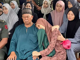 Siti Khadijah’s parents, Sungip Jais and Zaliha Said at the funeral today.  NSTP/ALIAS ABD RANI