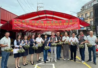 沙鹿區公所主任秘書卓翠香特別代表市長盧秀燕，感謝沙鹿德林宮主委王世雄的用心籌辦，號召二百位志工齊心協力包粽子。（記者陳金龍攝）