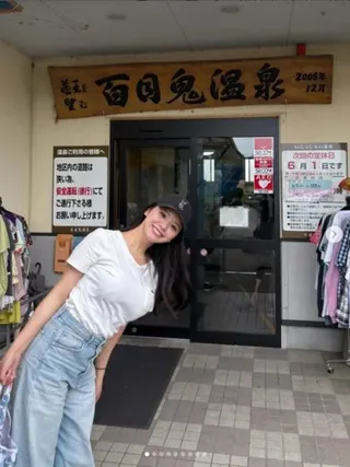 女主播佐藤真優站在當地「百目鬼溫泉」門口甜美微笑，因姣好身材與清純氣質，瞬間擄獲大批網友目光。（圖／翻攝自佐藤真優IG）