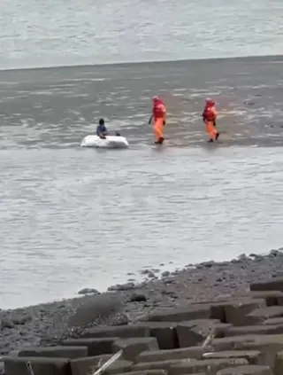 釣客發現有小孩獨自在海面上漂浮，嚇得趕緊通報海巡救援。(圖／翻攝畫面)