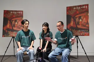 导演蓝鸿春（右起）主角李思潼和王彦桐，与本地媒体分享拍戏过程。（谢智扬摄）