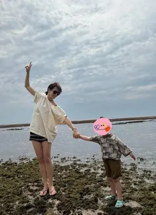 年僅3歲的「小甜豆」已明顯抽高不少，身高幾乎來到媽媽腰際。（圖／翻攝自IG @yejinhand）