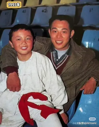 李連杰（右）與謝苗當年在「洪熙官之新少林五祖」中合影的畫面。(摘自小紅書)