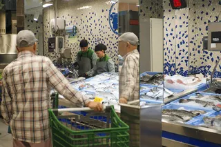 西班牙连锁超市龙头梅尔卡多纳（Mercadona）今年宣布，为了经济效益，未来将撤除卖场内的鱼铺，仅销售处理好、包装好的鱼片和鱼块，将导致西班牙年轻人能接触、购买鲜鱼的地点大大减少。（图取自中央社）