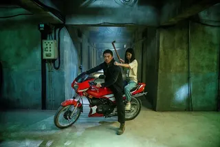 動作電影《火遮眼》中謝苗（左）有大量動作戲，右為飾演女兒的楊恩又。車庫娛樂提供