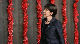 日本首相高市早苗於2026年5月4日訪問坎培拉的澳洲戰爭紀念館時，經過榮譽名錄旁的罌粟花。