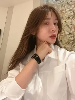 南宮珉娶了小12歲的模特兒妻子秦雅凜，如今她公布懷孕好消息。（圖／翻攝自IG @jin_areum）