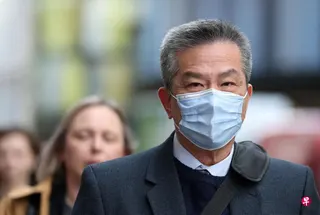 66岁的袁松彪（Chung Biu Yuen，音译）涉嫌协助外国情报机构罪名，星期四被判监八年。图为袁松彪5月6日在伦敦出庭作证。 （路透社）