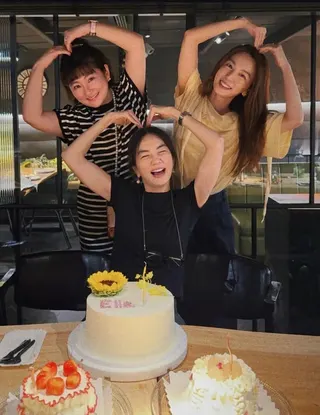 Selina（左）與Hebe（右）一同為Ella開心慶生。翻攝him_ella0618 IG