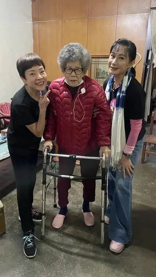陳亞蘭與來春阿嬤接唱〈身騎白馬〉。台灣優質生命協會提供