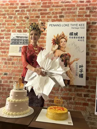 葉子楣近日在檳城參加自己投資的第二間古蹟飯店，現場為她慶祝60歲生日。（圖／馬來西亞舞蹈聯合會）
