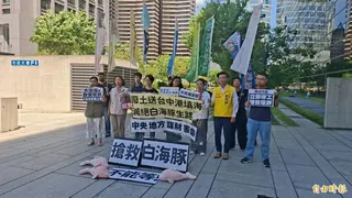 多個環保團體抗議中央跟地方聯手要將廢土倒到台中港，將僅剩不到50隻白海豚滅絕。(記者蘇金鳳攝)