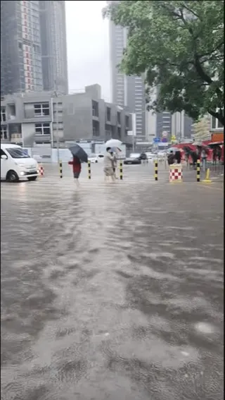 中國深圳多地因為暴雨淹水。全市中小學及幼稚園停課，寶安機場多個航班延誤。（抖音）