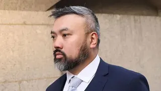 身穿西裝的衛志樑（資料圖片），他部分頭髮與鬍鬚斑白