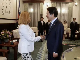 台總統賴清德（前右）18日傍晚在總統府接見美國聯邦眾議院「國會非裔議員連線」副主...