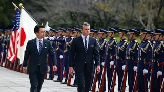 日本防衛大臣小泉進次郎（左）與美國國防部長皮特·赫格塞斯於2025年10月29日在東京檢閱儀仗隊。
