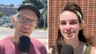 Split screen showing a man wearing a cap and glasses speaking into a microphone, and on the right a woman with a yellow and white headband also speaking into a microphone.