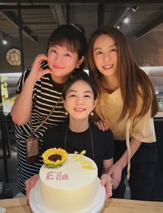 Selina（左）與Hebe（右）一同為Ella開心慶生。翻攝him_ella0618 IG