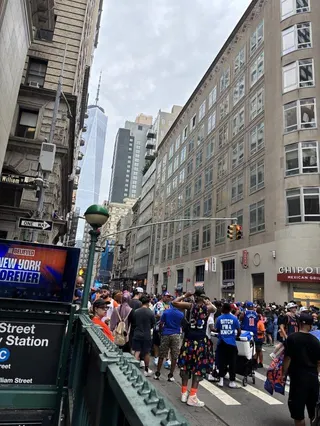 NBA紐約尼克隊奪冠遊行18日上午10時才開始，但不到7時，曼哈頓下城街道就到處...