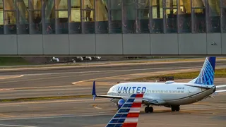united plane taxis on runway