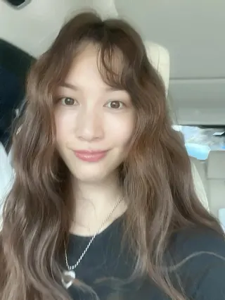 南宮珉娶了小12歲的模特兒妻子秦雅凜，如今她公布懷孕好消息。（圖／翻攝自IG @jin_areum）