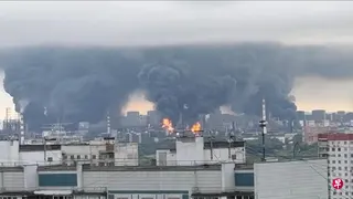 6月18日，俄罗斯莫斯科一家炼油厂冒出滚滚浓烟和熊熊烈焰。 （路透社）
