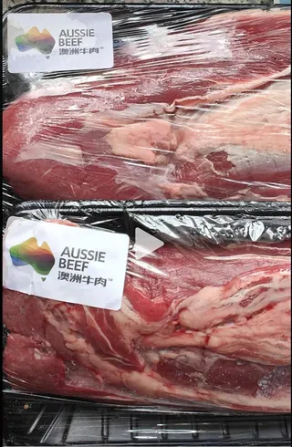 中國商務部稱，20日起對澳洲進口牛肉加徵55％關稅 。圖為中國超市裡的進口澳洲牛...
