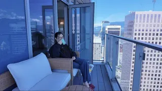 王祖賢在陽台上愜意的喝著咖啡。（取材自小紅書）