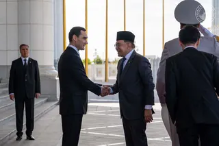 Prime Minister Datuk Seri Anwar Ibrahim is welcomed by Turkmenistan President Serdar Berdimuhamedov at the Presidential Palace in Ashgabat. - Pic credit FB/anwaribrahimofficial