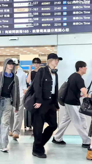 &amp;TEAM成員EJ、FUMA、K、NICHOLAS、YUMA、JO、HARUA、TAKI、MAKI抵達小港機場。（圖／讀者提供）