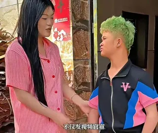 范小勤常在視頻中和女友曬恩愛。（取材自微博）
