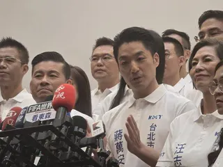 台北市長蔣萬安上午與北市黨籍市議員參選人合體造勢，拍攝形象照受訪。(記者楊正海／...