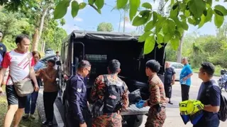 消拯人员将男子遗体移交给警方调查。（图由消拯局提供）