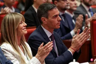4月13日，西班牙首相桑切斯（右）和夫人戈麦斯在中国北京清华大学出席演讲。 （路透社）