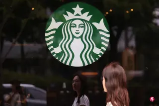 星巴克近年来不断重组企业团队，以降低成本并减少重复管理层级和协调性质岗位。 （路透社）