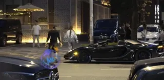 黃子韜在設有禁停標線的路段上，直接把車停在了非機動車道後逕自下車。（取材自微博）