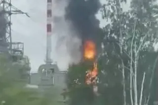 Smoke rises from a fire at the Antipinsky oil refinery in Tyumen, in a video released on June 6. Photo: Social media via Reuters