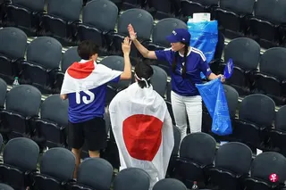 日本国家足球队球迷在世界杯赛场上主动清理看台的画面，再次赢得全球赞誉，但在国内，日本男性却被爆其实很少做家务。 （路透社）