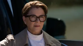 多次獲得奧斯卡與艾美獎提名，並榮獲美國演員工會獎與金球獎的安妮特班寧，扮演窮追不捨得黑幫大姐頭。（Apple TV提供）
